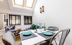 Modern 2 Bedroom Queen Street Apartment